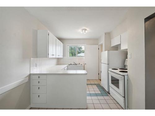 2407 37 Street Se, Calgary, AB - Indoor Photo Showing Kitchen