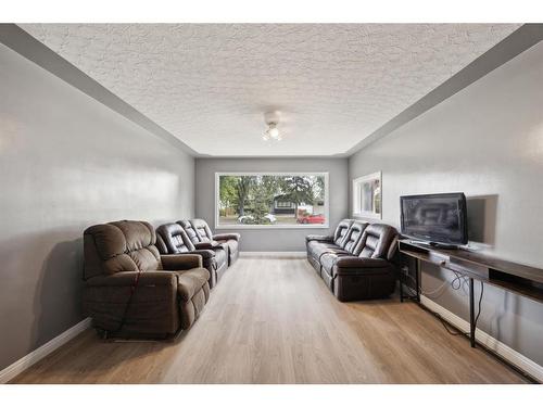 2407 37 Street Se, Calgary, AB - Indoor Photo Showing Living Room