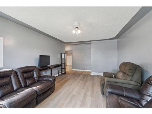 2407 37 Street Se, Calgary, AB - Indoor Photo Showing Living Room