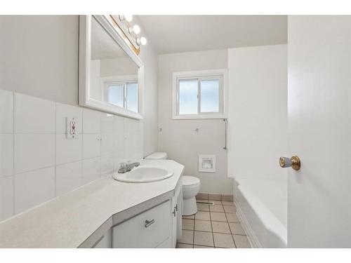 2407 37 Street Se, Calgary, AB - Indoor Photo Showing Bathroom