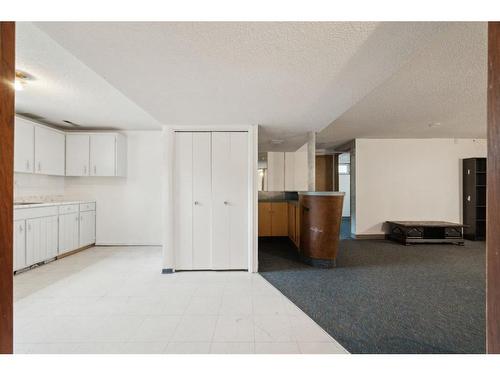 2407 37 Street Se, Calgary, AB - Indoor Photo Showing Kitchen