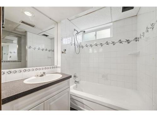 2407 37 Street Se, Calgary, AB - Indoor Photo Showing Bathroom