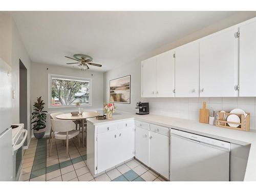 2407 37 Street Se, Calgary, AB - Indoor Photo Showing Kitchen