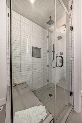 5007 21A Street Sw, Calgary, AB - Indoor Photo Showing Bathroom