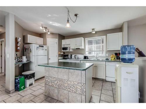 108 Martinglen Mews Ne, Calgary, AB - Indoor Photo Showing Kitchen