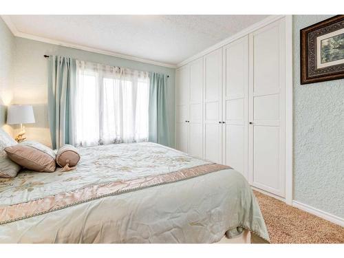 6607 Bow Crescent Nw, Calgary, AB - Indoor Photo Showing Bedroom