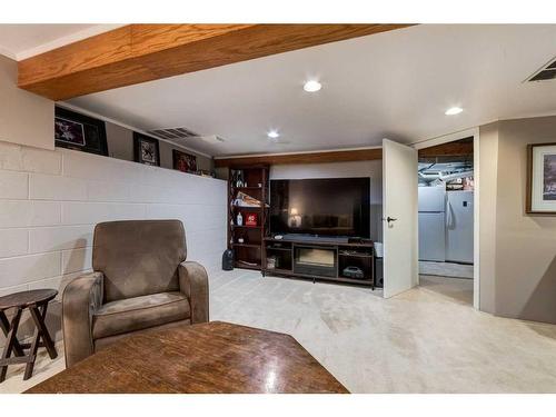 6607 Bow Crescent Nw, Calgary, AB - Indoor Photo Showing Living Room