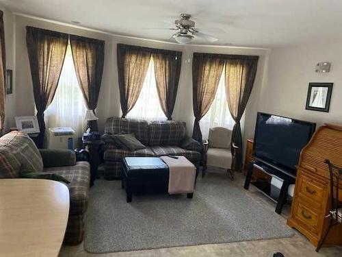 1103 Castledykes Court, Carstairs, AB - Indoor Photo Showing Living Room