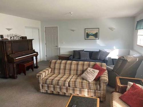 1103 Castledykes Court, Carstairs, AB - Indoor Photo Showing Living Room