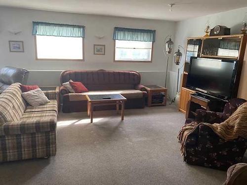 1103 Castledykes Court, Carstairs, AB - Indoor Photo Showing Living Room