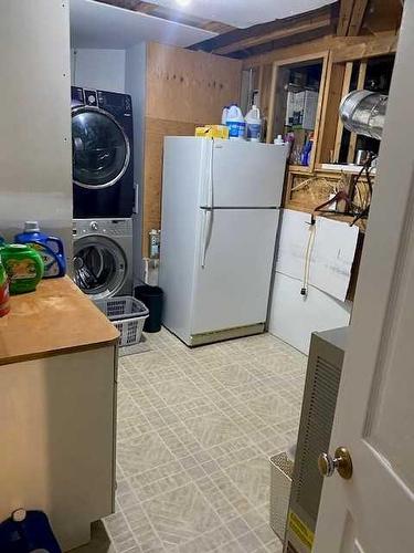 1103 Castledykes Court, Carstairs, AB - Indoor Photo Showing Laundry Room