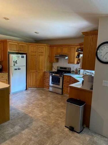 1103 Castledykes Court, Carstairs, AB - Indoor Photo Showing Kitchen