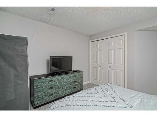 99 Chaparral Point Se, Calgary, AB - Indoor Photo Showing Bedroom