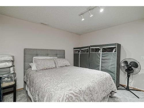 99 Chaparral Point Se, Calgary, AB - Indoor Photo Showing Bedroom