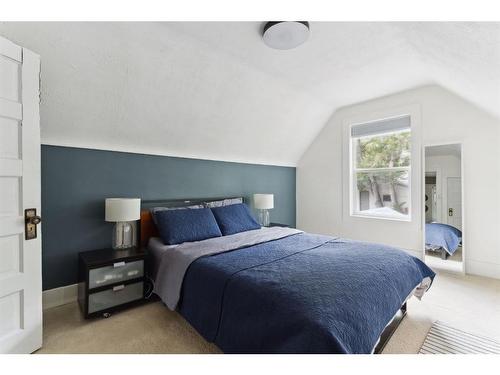 3819 Parkhill Street Sw, Calgary, AB - Indoor Photo Showing Bedroom