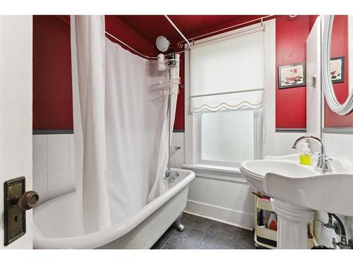 3819 Parkhill Street Sw, Calgary, AB - Indoor Photo Showing Bathroom