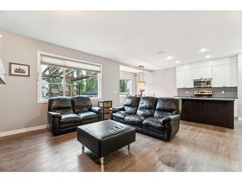 16 Hillcrest Link Sw, Airdrie, AB - Indoor Photo Showing Living Room