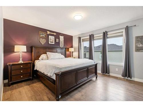 16 Hillcrest Link Sw, Airdrie, AB - Indoor Photo Showing Bedroom