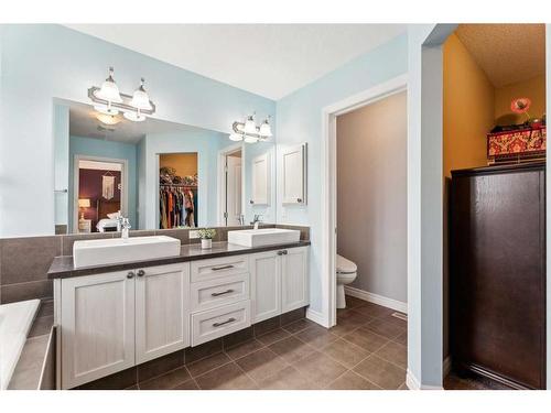 16 Hillcrest Link Sw, Airdrie, AB - Indoor Photo Showing Bathroom