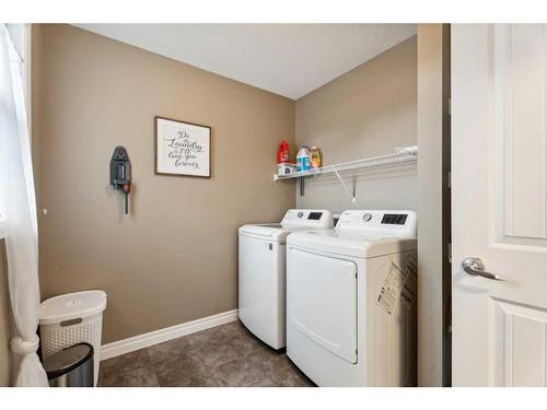 16 Hillcrest Link Sw, Airdrie, AB - Indoor Photo Showing Laundry Room