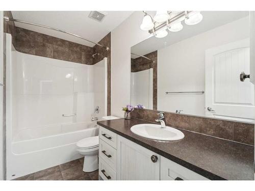 16 Hillcrest Link Sw, Airdrie, AB - Indoor Photo Showing Bathroom