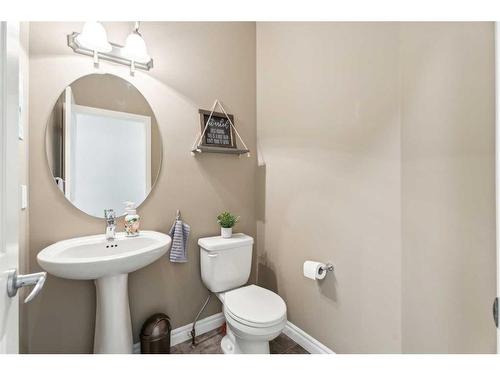 16 Hillcrest Link Sw, Airdrie, AB - Indoor Photo Showing Bathroom