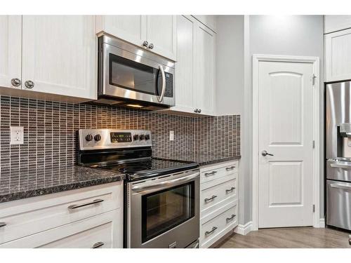 16 Hillcrest Link Sw, Airdrie, AB - Indoor Photo Showing Kitchen With Upgraded Kitchen