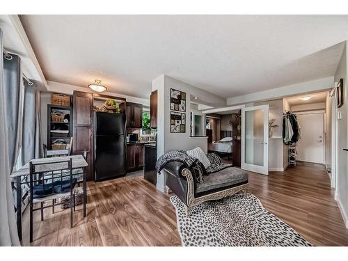 202-1908 11 Avenue Sw, Calgary, AB - Indoor Photo Showing Living Room