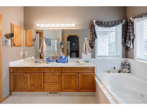 5 Rocky Ridge Gardens Nw, Calgary, AB - Indoor Photo Showing Bathroom