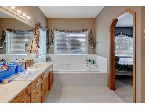 5 Rocky Ridge Gardens Nw, Calgary, AB - Indoor Photo Showing Bathroom