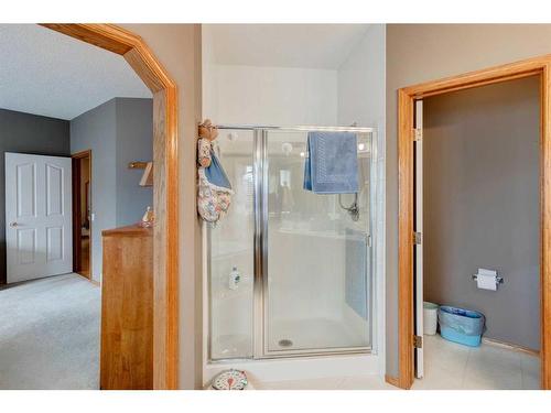 5 Rocky Ridge Gardens Nw, Calgary, AB - Indoor Photo Showing Bathroom