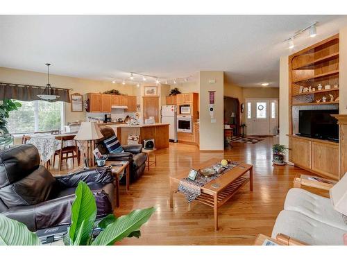 5 Rocky Ridge Gardens Nw, Calgary, AB - Indoor Photo Showing Living Room