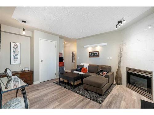 102-1516 11 Avenue Sw, Calgary, AB - Indoor Photo Showing Living Room With Fireplace