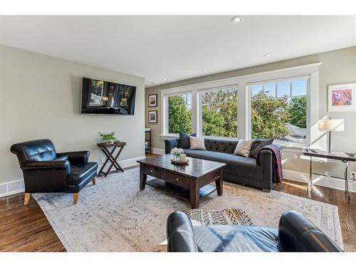 1610 Scotland Street Sw, Calgary, AB - Indoor Photo Showing Living Room