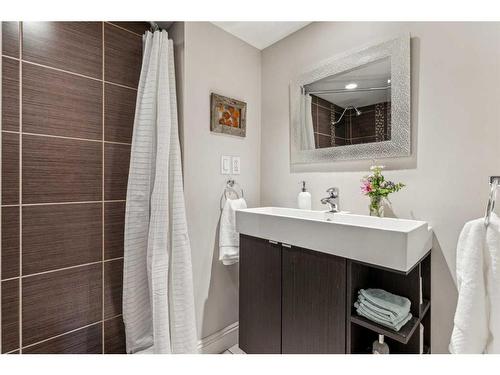 1610 Scotland Street Sw, Calgary, AB - Indoor Photo Showing Bathroom