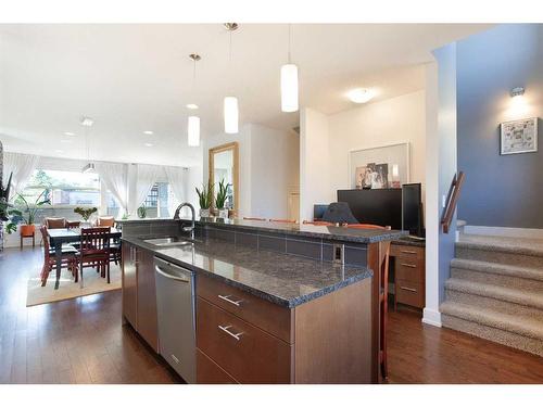 1716 35 Avenue Sw, Calgary, AB - Indoor Photo Showing Kitchen With Upgraded Kitchen