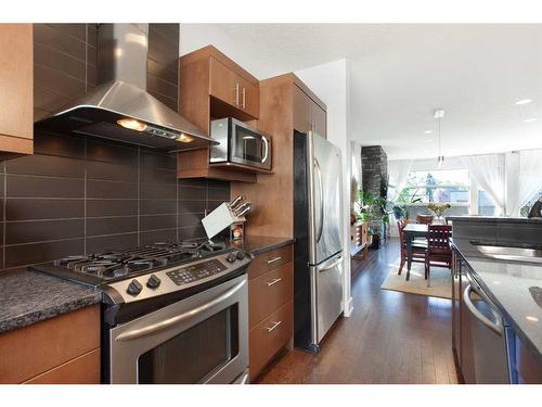 1716 35 Avenue Sw, Calgary, AB - Indoor Photo Showing Kitchen With Upgraded Kitchen