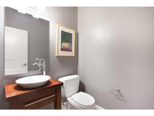 1716 35 Avenue Sw, Calgary, AB - Indoor Photo Showing Bathroom