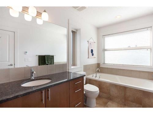 1716 35 Avenue Sw, Calgary, AB - Indoor Photo Showing Bathroom