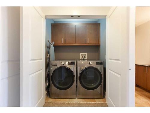 1716 35 Avenue Sw, Calgary, AB - Indoor Photo Showing Laundry Room