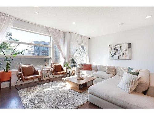 1716 35 Avenue Sw, Calgary, AB - Indoor Photo Showing Living Room