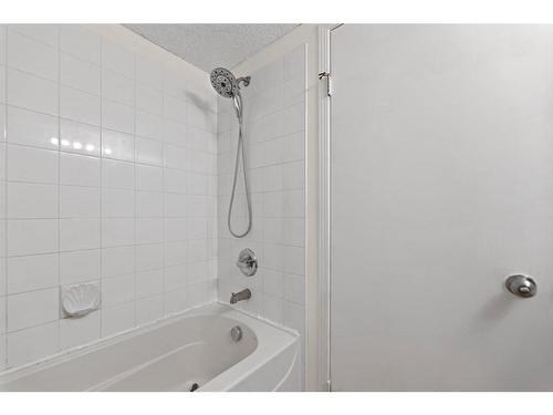 426-1717 60 Street Se, Calgary, AB - Indoor Photo Showing Bathroom