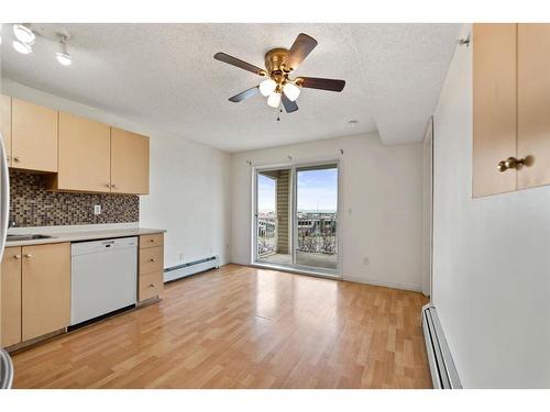 426-1717 60 Street Se, Calgary, AB - Indoor Photo Showing Kitchen