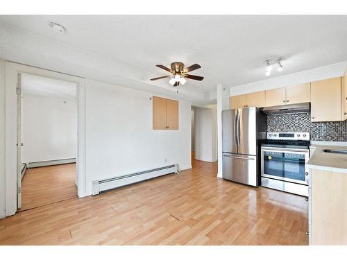 426-1717 60 Street Se, Calgary, AB - Indoor Photo Showing Kitchen