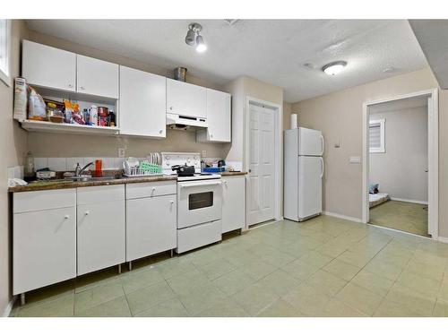 42 Martha'S Close Ne, Calgary, AB - Indoor Photo Showing Kitchen With Double Sink