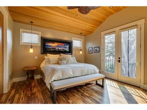 915 24 Avenue Nw, Calgary, AB - Indoor Photo Showing Bedroom