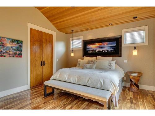 915 24 Avenue Nw, Calgary, AB - Indoor Photo Showing Bedroom