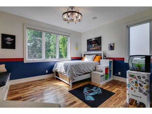 915 24 Avenue Nw, Calgary, AB - Indoor Photo Showing Bedroom