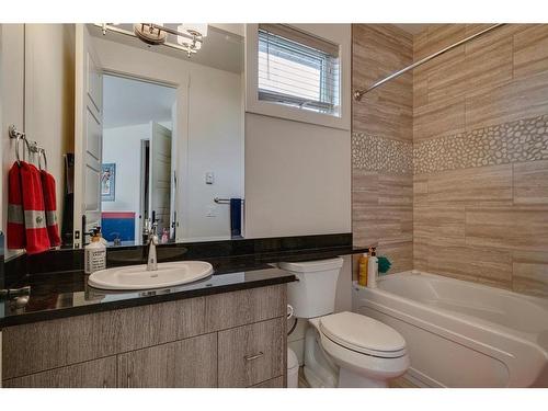 915 24 Avenue Nw, Calgary, AB - Indoor Photo Showing Bathroom