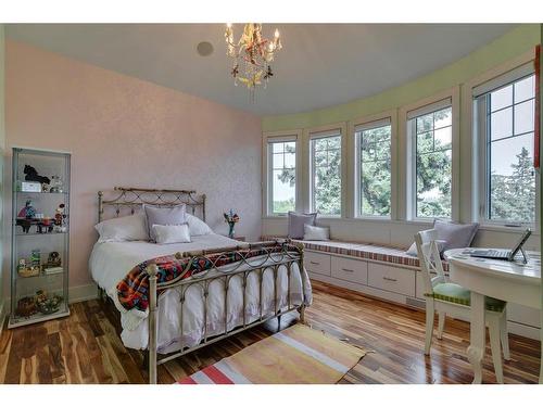 915 24 Avenue Nw, Calgary, AB - Indoor Photo Showing Bedroom